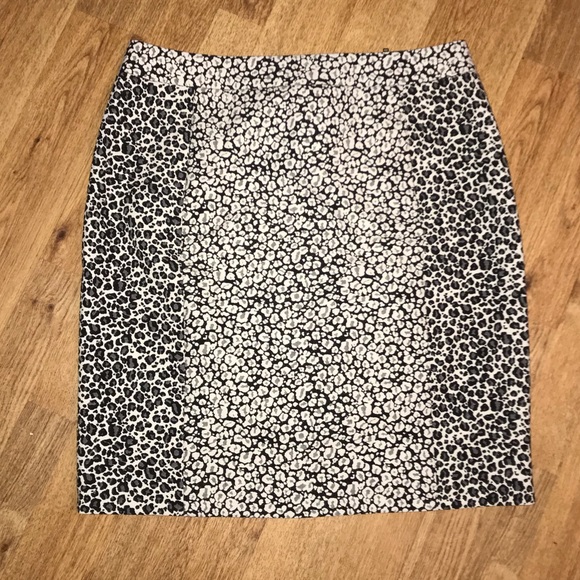 - Ann Taylor Black and White Leopard Skirt Size 8 - Picture 2 of 4